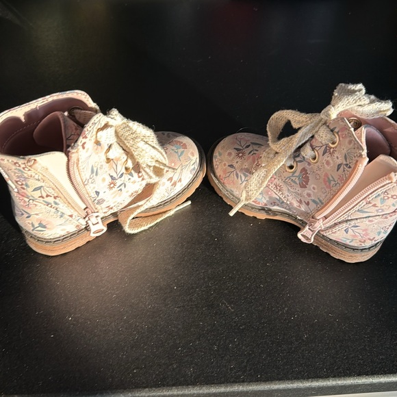 Cat & Jack toddler size 5 girls boots with zip sides - Picture 2 of 3